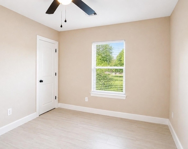 1206 Pinewood Lane - Photo Thumbnail 9