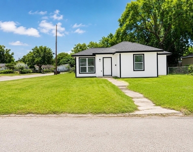 1206 Pinewood Lane - Photo Thumbnail 6