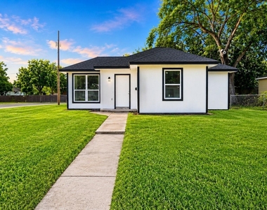 1206 Pinewood Lane - Photo Thumbnail 4