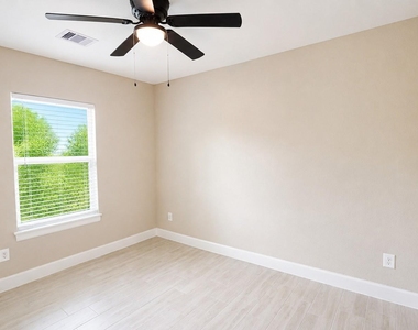 1206 Pinewood Lane - Photo Thumbnail 7