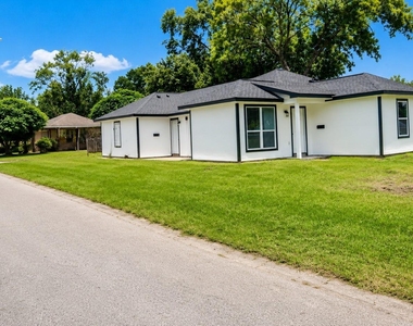 1206 Pinewood Lane - Photo Thumbnail 2