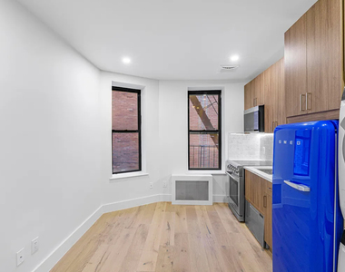 86 Washington Place - Photo Thumbnail 2