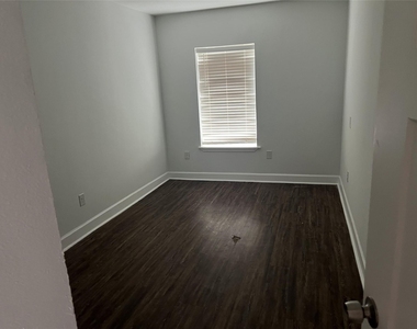 1037 Yupon Street - Photo Thumbnail 8