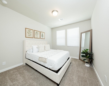 14807 Slow River Avenue - Photo Thumbnail 34