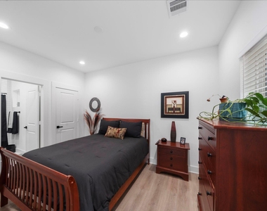 1503 Evelyn Street - Photo Thumbnail 5