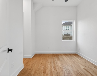 1938 Laverne Street - Photo Thumbnail 4