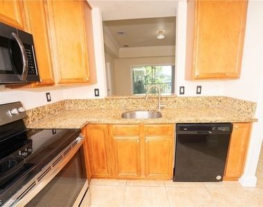 325/327 Se 23rd Avenue - Photo Thumbnail 3