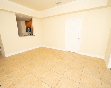 325/327 Se 23rd Avenue - Photo Thumbnail 4
