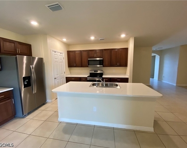 111 Nw 9th Street - Photo Thumbnail 4