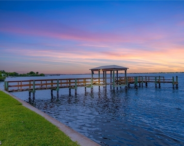 3225 E Riverside Drive - Photo Thumbnail 1