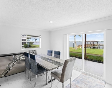 3225 E Riverside Drive - Photo Thumbnail 6