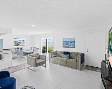 3225 E Riverside Drive - Photo Thumbnail 5