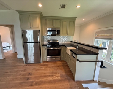 2506 Blue Bonnet Boulevard - Photo Thumbnail 6