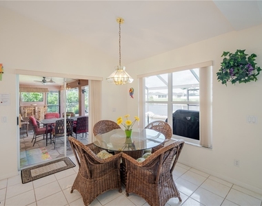 105 Sw 39th Place - Photo Thumbnail 11