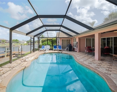 105 Sw 39th Place - Photo Thumbnail 1