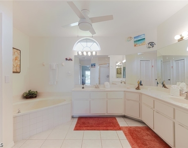 105 Sw 39th Place - Photo Thumbnail 14