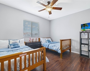1049 Nw 38th Place - Photo Thumbnail 12