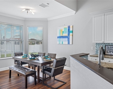 1049 Nw 38th Place - Photo Thumbnail 22