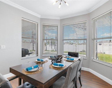 1049 Nw 38th Place - Photo Thumbnail 4
