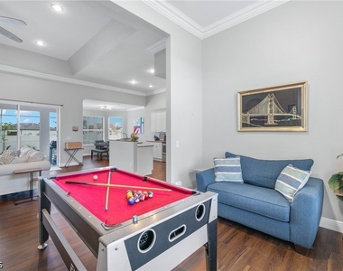 1049 Nw 38th Place - Photo Thumbnail 6