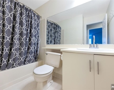 1123 Hyde Park - Photo Thumbnail 9