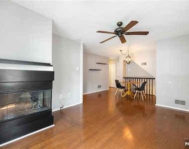 1123 Hyde Park - Photo Thumbnail 4
