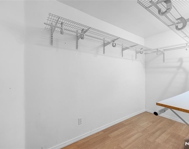 1123 Hyde Park - Photo Thumbnail 16