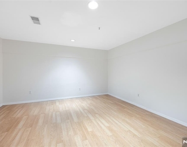 1123 Hyde Park - Photo Thumbnail 15