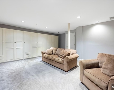 1123 Hyde Park - Photo Thumbnail 14