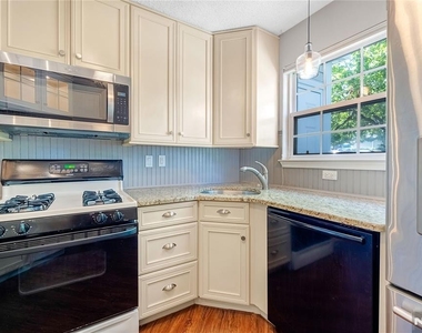 1123 Hyde Park - Photo Thumbnail 8