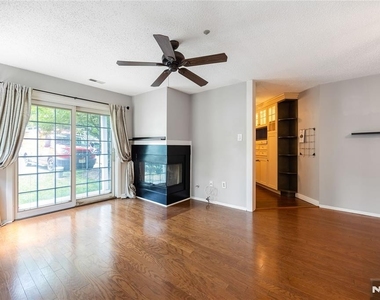 1123 Hyde Park - Photo Thumbnail 3