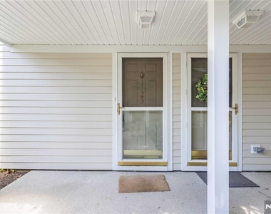 1123 Hyde Park - Photo Thumbnail 2