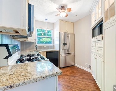 1123 Hyde Park - Photo Thumbnail 6