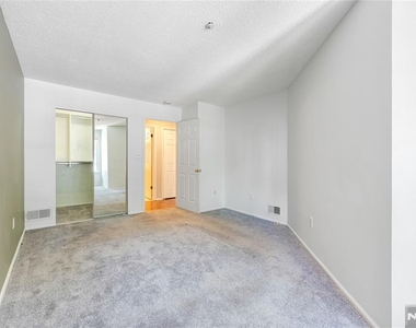 1123 Hyde Park - Photo Thumbnail 11