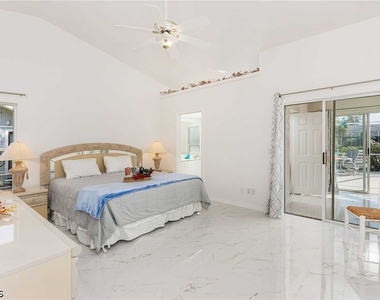 2308 Se 27th Street - Photo Thumbnail 8