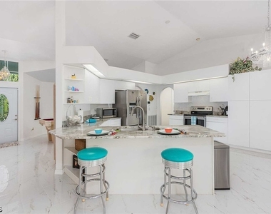 2308 Se 27th Street - Photo Thumbnail 16