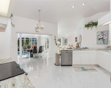 2308 Se 27th Street - Photo Thumbnail 5