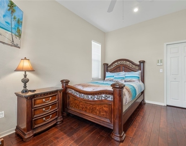 1811 Se 37th Terrace - Photo Thumbnail 14