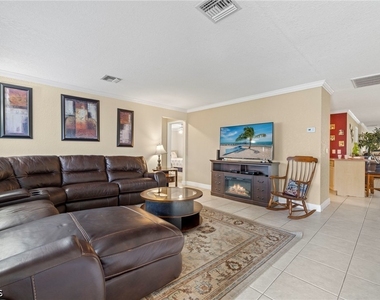 1023 Se 15th Street - Photo Thumbnail 5
