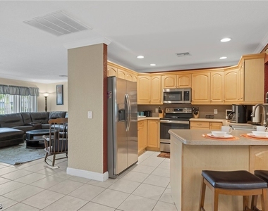 1023 Se 15th Street - Photo Thumbnail 7