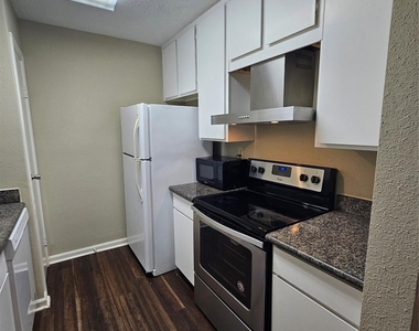 7900 N Stadium Drive - Photo Thumbnail 5