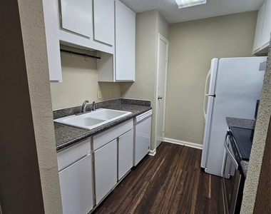 7900 N Stadium Drive - Photo Thumbnail 6