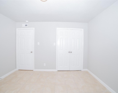 2010 N Travis Street - Photo Thumbnail 2