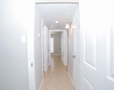 2010 N Travis Street - Photo Thumbnail 5