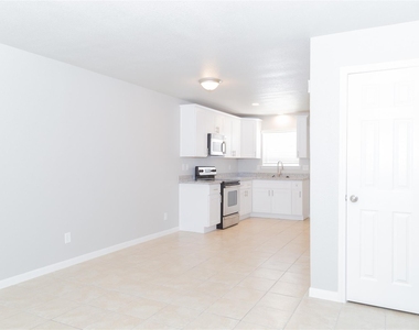 2010 N Travis Street - Photo Thumbnail 9