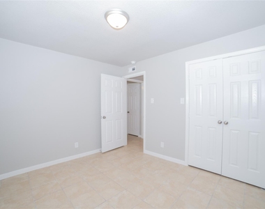 2010 N Travis Street - Photo Thumbnail 3