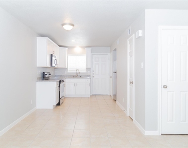 2010 N Travis Street - Photo Thumbnail 1