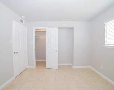 2010 N Travis Street - Photo Thumbnail 7