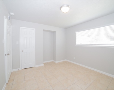 2010 N Travis Street - Photo Thumbnail 6