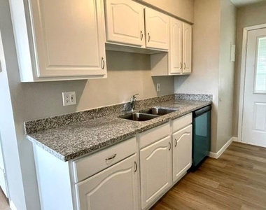 1914 Larrabee Street - Photo Thumbnail 5